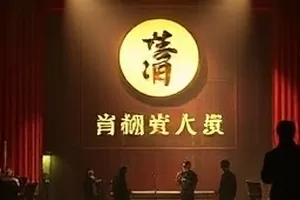《铁轨上的春天》画面：延伸向远处的双轨与两侧新绿