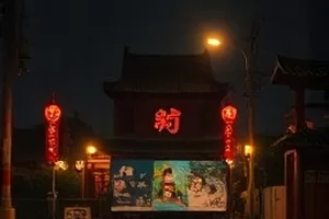 《旧钟表铺》画面：工作台上拆开的齿轮与放大镜