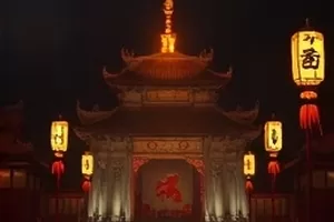 《半城风》画面：老巷口被风掀起的布幡与自行车