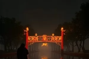 《雾港纪事》画面：雨夜码头与远处灯塔扫过的光束