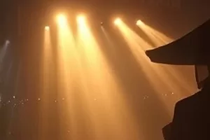 《第十三个夏天》画面：夏日午后天台上晃动的旧秋千