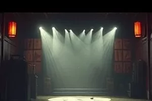 《夜航灯塔》画面：漆黑海面上一束来回扫动的灯