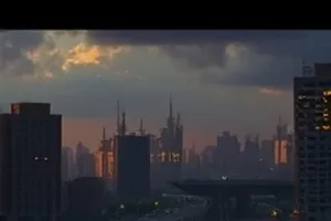 《第七种天气》画面：雨后街道上倒映着招牌的水洼
