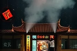 《城市慢镜头》画面：清晨斑马线上被拉长的行人影子