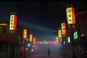《长夏未晚》画面：午后教室窗边落在课桌上的光斑